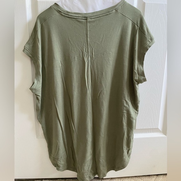 Athlete Green Flowy Tee - Picture 3 of 3